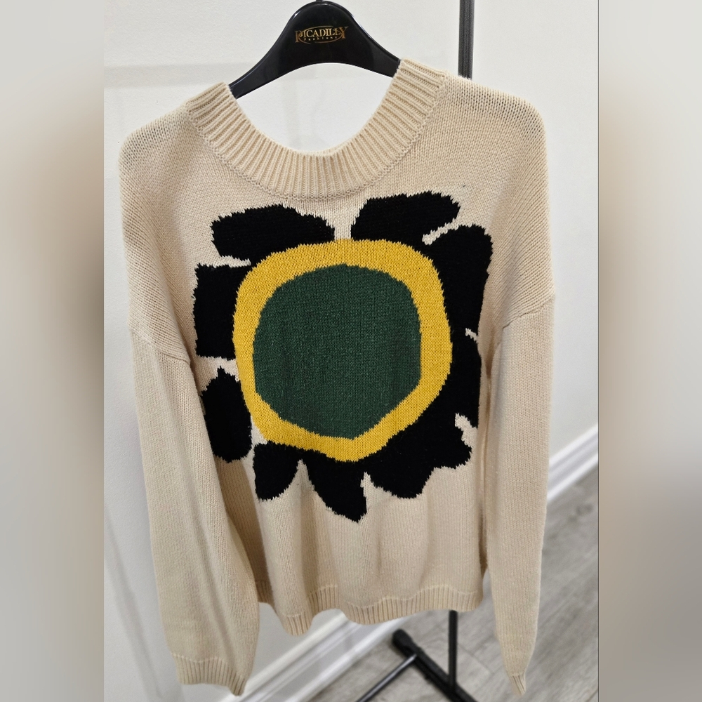 3/55$ - Stylish Beige Sweater with Sunflower Design